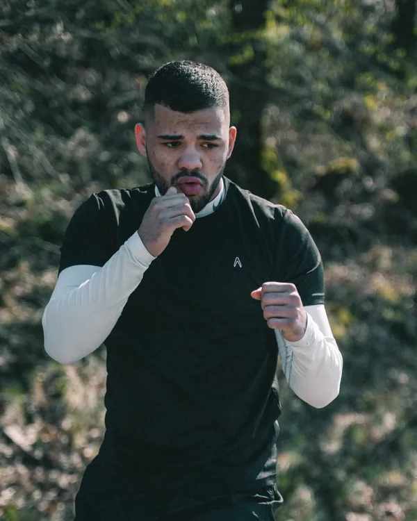 Brandon Bojani beim Schattenboxen im Wald
